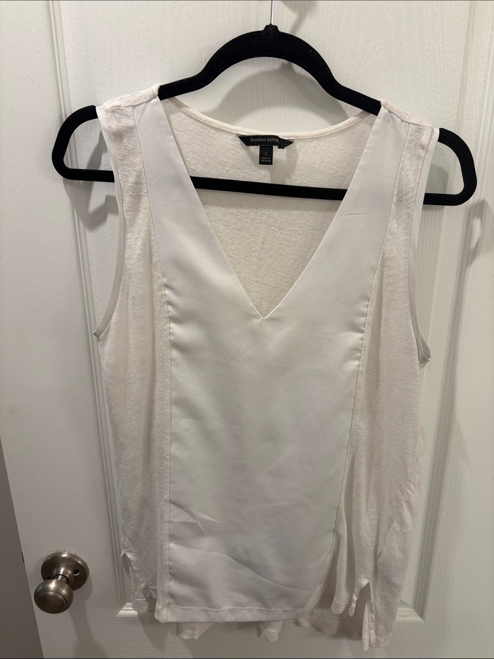 Banana Republic Ivory V-Neck Sleeveless Camisole